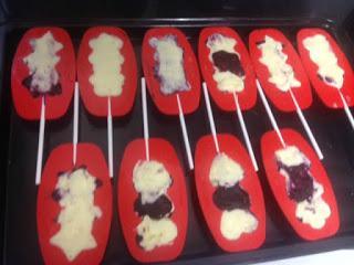 POLOS DE MASCARPONE , ARÁNDANOS Y FRAMBUESAS SEMIBAÑADOS DE CHOCOLATE BLANCO Y CROCANTI