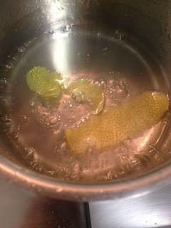 POLOS DE MASCARPONE , ARÁNDANOS Y FRAMBUESAS SEMIBAÑADOS DE CHOCOLATE BLANCO Y CROCANTI