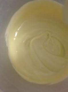 POLOS DE MASCARPONE , ARÁNDANOS Y FRAMBUESAS SEMIBAÑADOS DE CHOCOLATE BLANCO Y CROCANTI