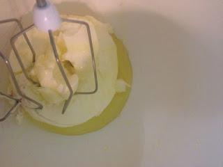 POLOS DE MASCARPONE , ARÁNDANOS Y FRAMBUESAS SEMIBAÑADOS DE CHOCOLATE BLANCO Y CROCANTI