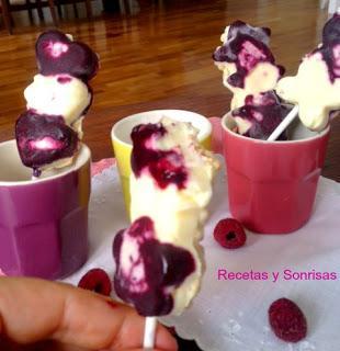 POLOS DE MASCARPONE , ARÁNDANOS Y FRAMBUESAS SEMIBAÑADOS DE CHOCOLATE BLANCO Y CROCANTI