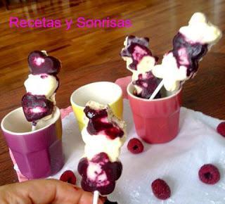 POLOS DE MASCARPONE , ARÁNDANOS Y FRAMBUESAS SEMIBAÑADOS DE CHOCOLATE BLANCO Y CROCANTI