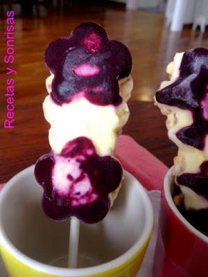 POLOS DE MASCARPONE , ARÁNDANOS Y FRAMBUESAS SEMIBAÑADOS DE CHOCOLATE BLANCO Y CROCANTI