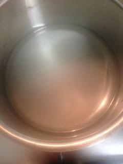 POLOS DE MASCARPONE , ARÁNDANOS Y FRAMBUESAS SEMIBAÑADOS DE CHOCOLATE BLANCO Y CROCANTI