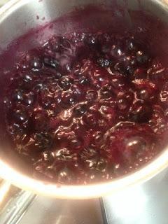 POLOS DE MASCARPONE , ARÁNDANOS Y FRAMBUESAS SEMIBAÑADOS DE CHOCOLATE BLANCO Y CROCANTI