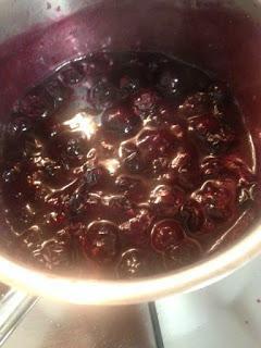 POLOS DE MASCARPONE , ARÁNDANOS Y FRAMBUESAS SEMIBAÑADOS DE CHOCOLATE BLANCO Y CROCANTI