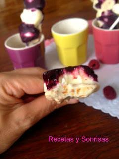 POLOS DE MASCARPONE , ARÁNDANOS Y FRAMBUESAS SEMIBAÑADOS DE CHOCOLATE BLANCO Y CROCANTI