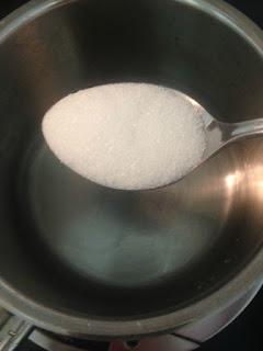 POLOS DE MASCARPONE , ARÁNDANOS Y FRAMBUESAS SEMIBAÑADOS DE CHOCOLATE BLANCO Y CROCANTI