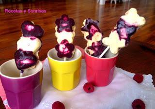 POLOS DE MASCARPONE , ARÁNDANOS Y FRAMBUESAS SEMIBAÑADOS DE CHOCOLATE BLANCO Y CROCANTI