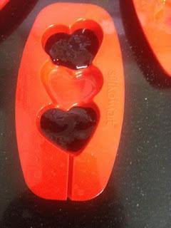 POLOS DE MASCARPONE , ARÁNDANOS Y FRAMBUESAS SEMIBAÑADOS DE CHOCOLATE BLANCO Y CROCANTI