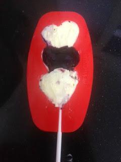 POLOS DE MASCARPONE , ARÁNDANOS Y FRAMBUESAS SEMIBAÑADOS DE CHOCOLATE BLANCO Y CROCANTI