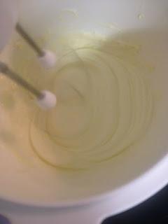 POLOS DE MASCARPONE , ARÁNDANOS Y FRAMBUESAS SEMIBAÑADOS DE CHOCOLATE BLANCO Y CROCANTI