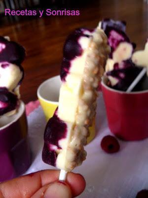 POLOS DE MASCARPONE , ARÁNDANOS Y FRAMBUESAS SEMIBAÑADOS DE CHOCOLATE BLANCO Y CROCANTI