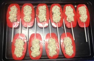 POLOS DE MASCARPONE , ARÁNDANOS Y FRAMBUESAS SEMIBAÑADOS DE CHOCOLATE BLANCO Y CROCANTI