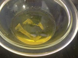 POLOS DE MASCARPONE , ARÁNDANOS Y FRAMBUESAS SEMIBAÑADOS DE CHOCOLATE BLANCO Y CROCANTI