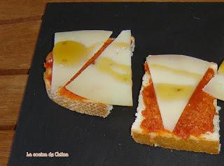 Tostas de sobrasada, queso curado y miel