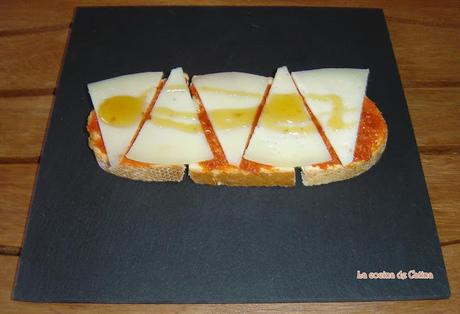 Tostas de sobrasada, queso curado y miel