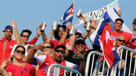 Cubanos residentes en Canadá animan a su equipo.