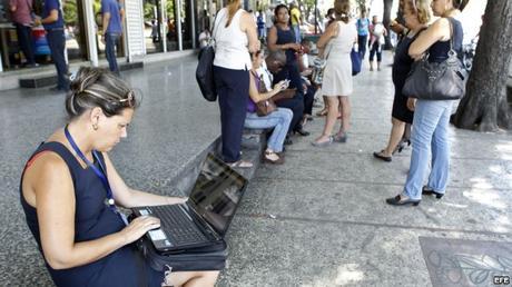 CUBANOS ABARROTAN PUNTOS WI FI PARA VER Y ESCUCHAR CÓMO SE VIVE FUERA DE CUBA 344F8CF2-5DC6-4291-8690-137CE4A18779_w640_r1_s_cx0_cy5_cw0