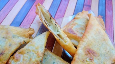 Empanadillas crujientes de mozzarella vegana MozzaRisella y pesto