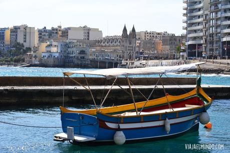 Y en medio de los colores de sus barcos