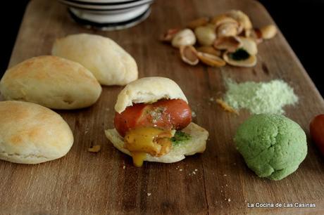 Hot Dog con Pesto de Pistacho y Perejil y Salsa de Mostaza y Miel