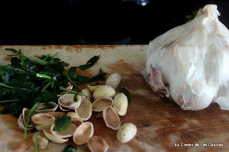 Hot Dog con Pesto de Pistacho y Perejil y Salsa de Mostaza y Miel