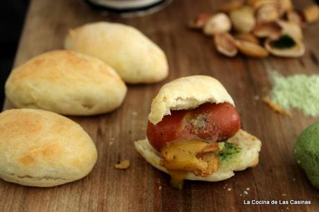 Hot Dog con Pesto de Pistacho y Perejil y Salsa de Mostaza y Miel