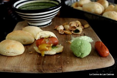 Hot Dog con Pesto de Pistacho y Perejil y Salsa de Mostaza y Miel