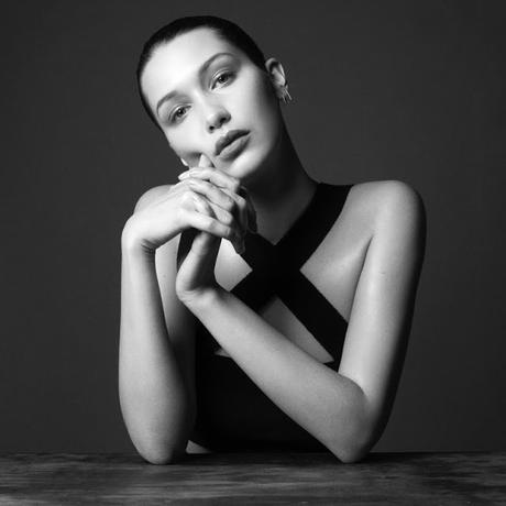 Bella Hadid posó con estilismos monocromos para el primer número de Unconditional