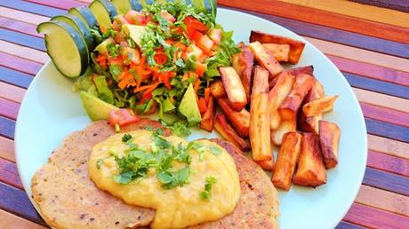Hamburguesas vegetales a la pimienta Vegesan con salsa de melocotón y yuca frita