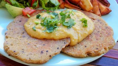Hamburguesas vegetales a la pimienta Vegesan con salsa de melocotón y yuca frita