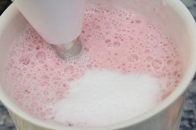 Heladitos y batido de fresa y paraguaya