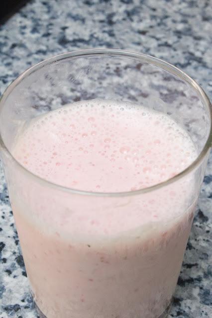 Heladitos y batido de fresa y paraguaya