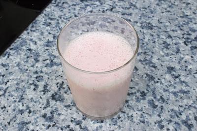 Heladitos y batido de fresa y paraguaya