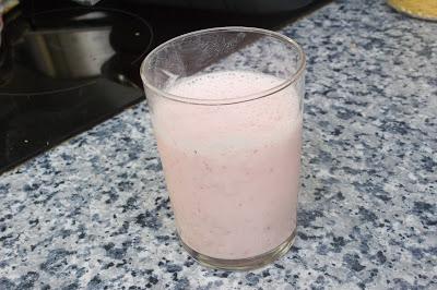 Heladitos y batido de fresa y paraguaya