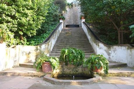 Planes con encanto en Barcelona para disfrutar del verano en familia 10 Lugares con encanto planes con encanto Barcelona en familia Jardines de Laribal Font del gat montjuïc