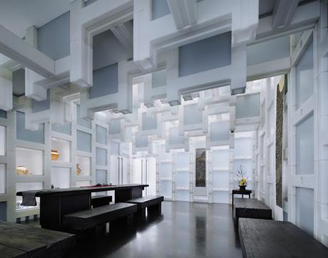 Kengo Kuma ha renovado una casa de té utilizando bloques de polietileno