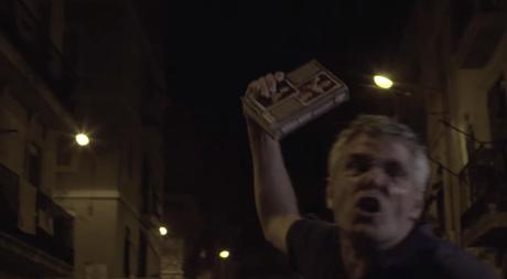 “No leer en verano es un crimen”, la campaña del #AsesinoDelLibro