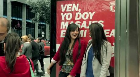 Kit Kat instala marquesinas que dan masajes a la gente en la calle