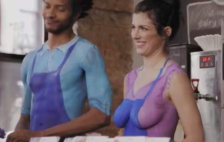 Se desnudan para vender crema, ¡oh,cielos!