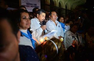 En su vigilia, Barquín reza, llora y termina agrediendo a periodistas