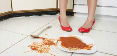 ¿Qué hacemos con la comida que cae al suelo? ¿Qué hacemos con la comida que cae al suelo?