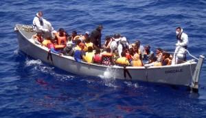 Imagen de un barco de inmigrantes rescatados entre las costas de Italia y el norte de África. (Archivo/ EFE)