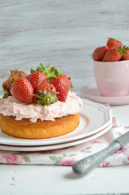 Pastel de limón con crema de queso y fresas