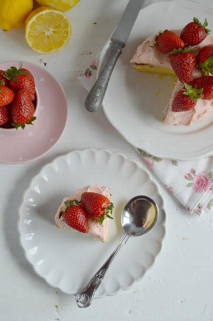 Pastel de limón con crema de queso y fresas