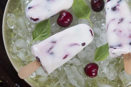 Helado saludable de yogur y cerezas