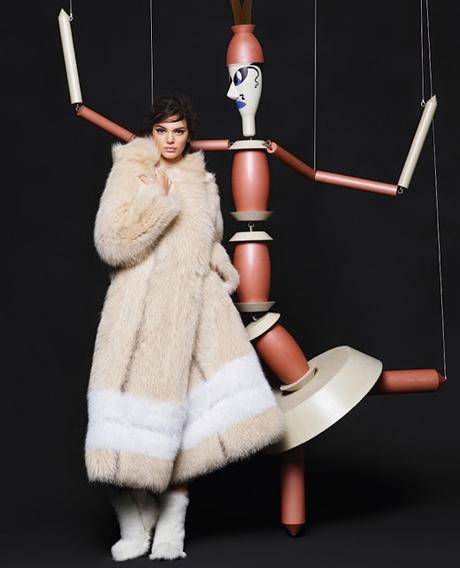 Kendall Jenner y Liliy Donaldson posan con marionetas en la nueva campaña de Fendi