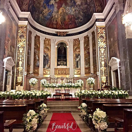 Realza la belleza de tu boda en la Iglesia con una  decoración floral adecuada