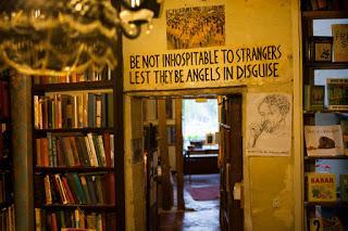 Un escritor en la librería Shakespeare & Co.